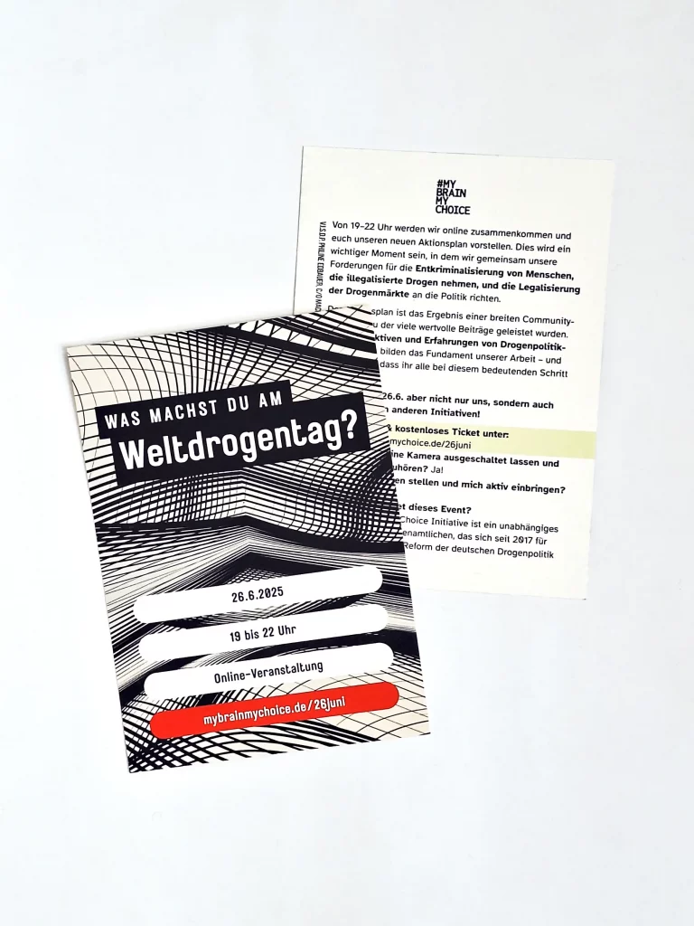 Abbildung des A6 Flyers, der 2025 zum Weltdrogentag einlud. Motiv: Durch Strich skizzierter vielfältig verzerrter Raum