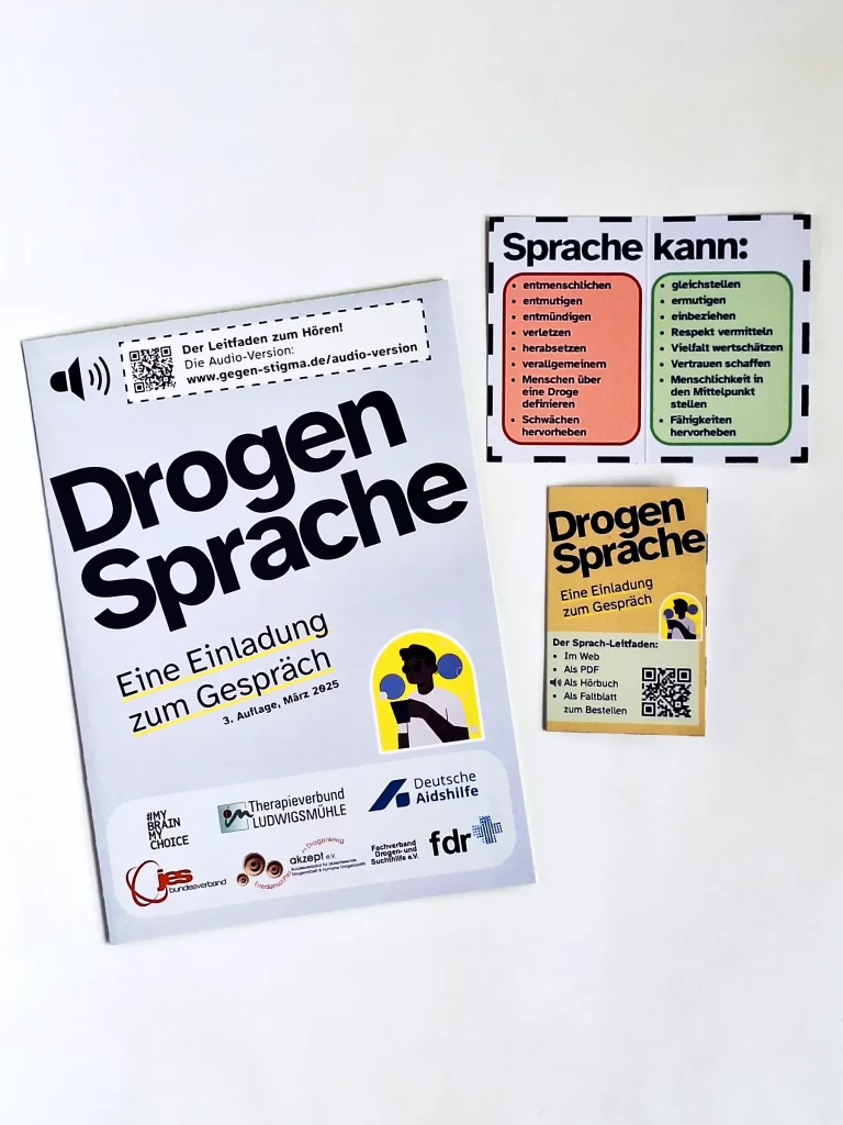 Abbildung des Sprachleitfaden-Faltblatts, zusammengeklappt A6, daneben Abbildung der kleinen Klappkarte mit der Gegenüberstellung der Wirkmacht von Sprache aus dem Sprachleitfaden. Digital unter: https://gegen-stigma.de/sprache-kann/